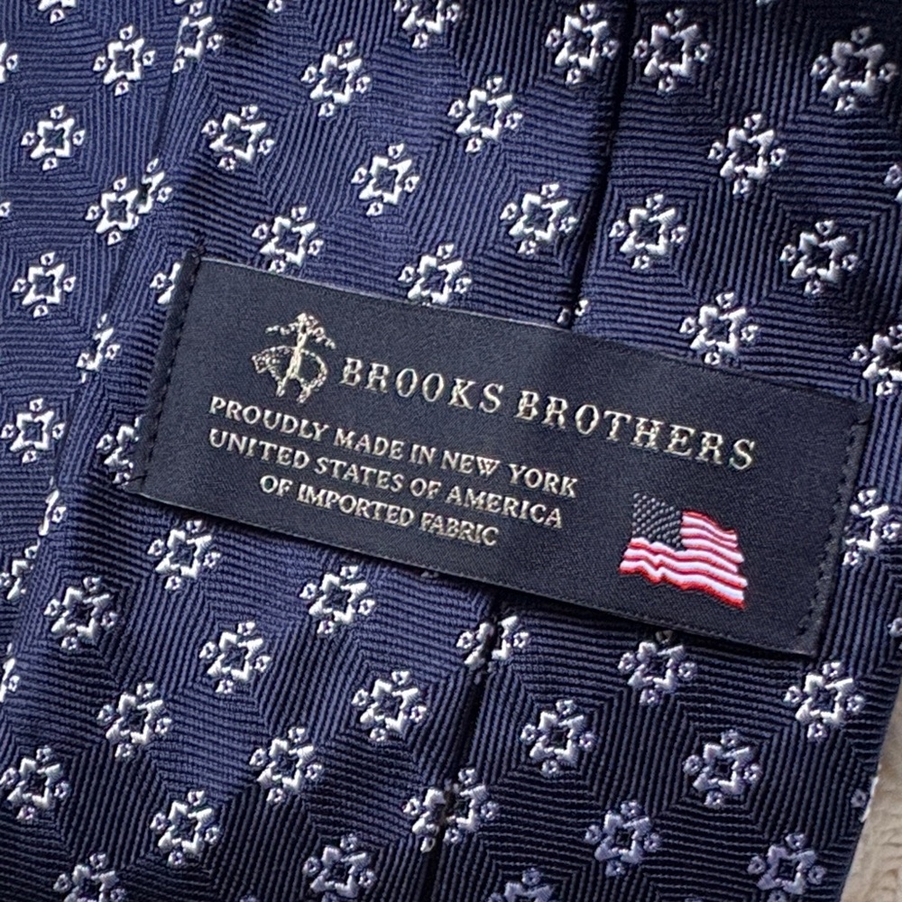 Brooks Brothers NY Blue Geometric pattern 100% silk tie made in USA